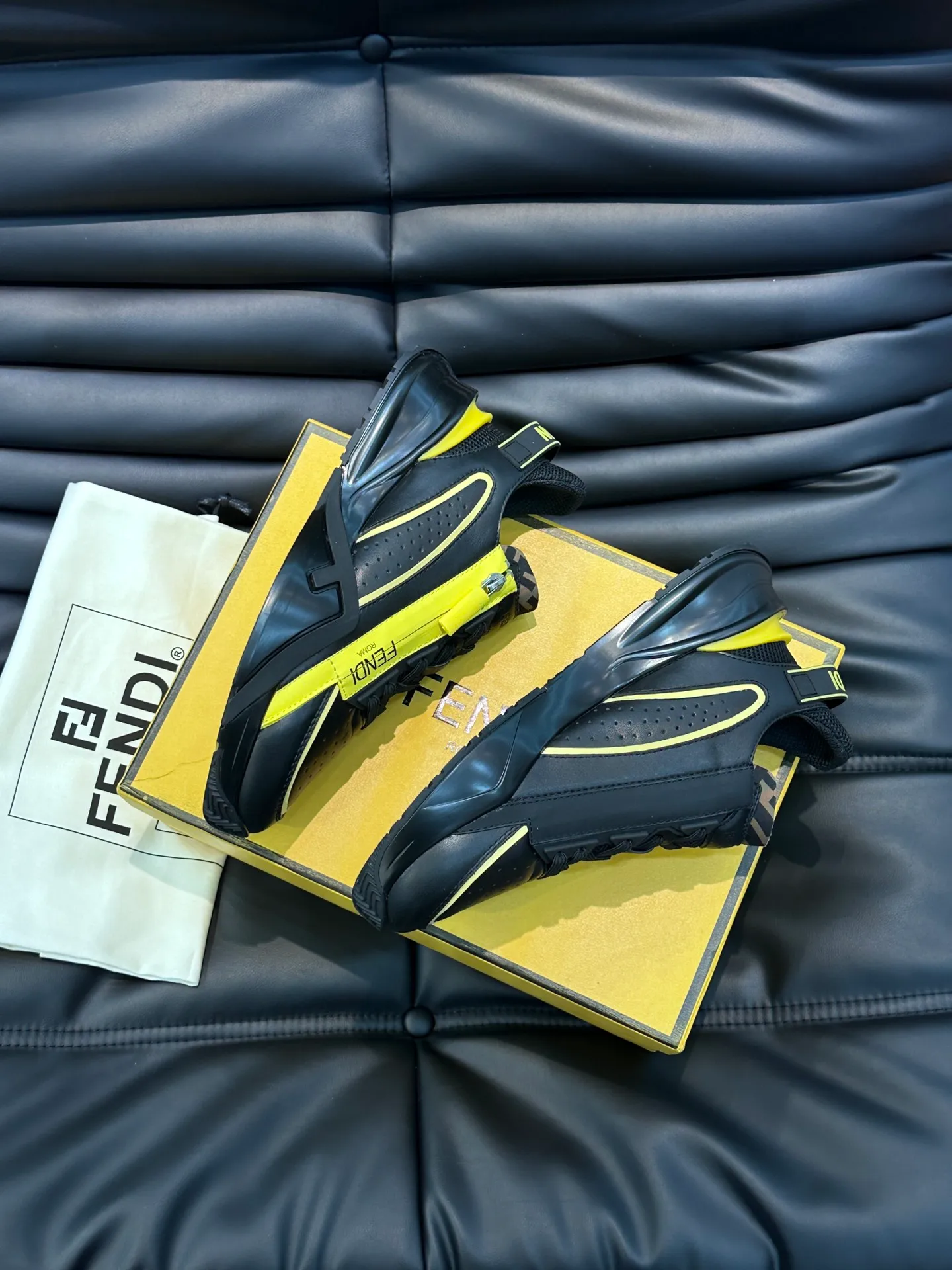 Men's shoes 💰p560 "Fend*" new men's casual sports shoes, equipped with elastic straps, side zippers, and corrugated soles engraved with F. Embossed Fendi Flow lettering on the heel. Made of technical fabric and a mix of blue and suede. Decorated with Lycra® details. FF graphic tongue. Ultra-light and wear-resistant EVA sole. Size: 38-44